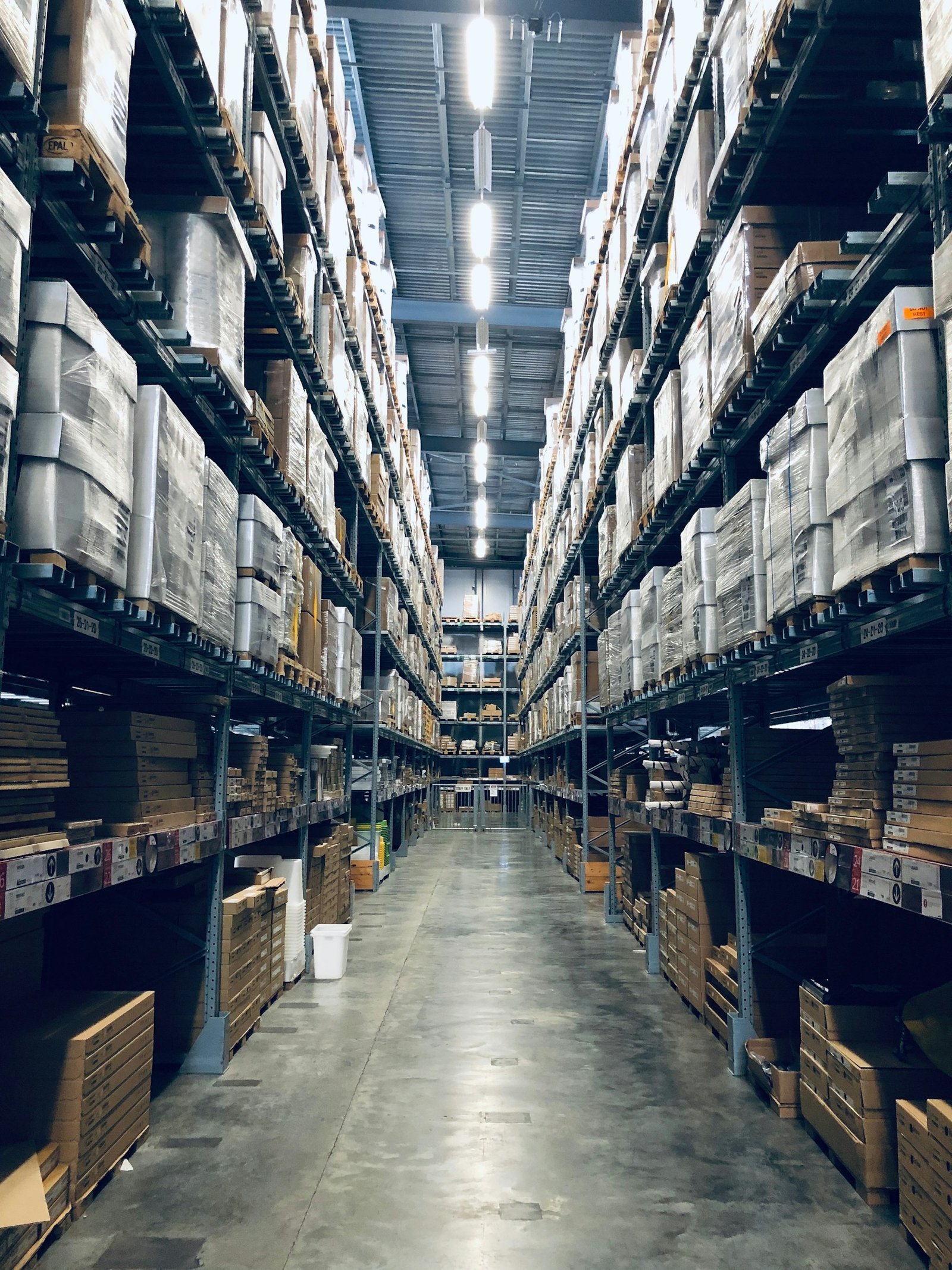 A professionally organised fulfilment aisle